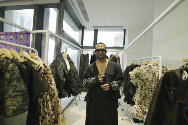 David Tlale: Un Hermoso Viaje en la Semana de la Moda de Shanghái video poster