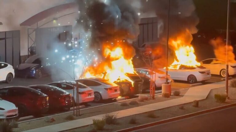 Ataque al Centro de Servicio Tesla en Las Vegas: Sospecha de Terrorismo Doméstico Ataque al Centro de Servicio Tesla en Las Vegas: Sospecha de Terrorismo Doméstico video poster