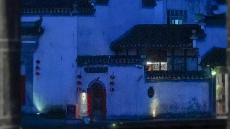 Magia de la Hora Azul: Serenidad en un Pueblo Acuático