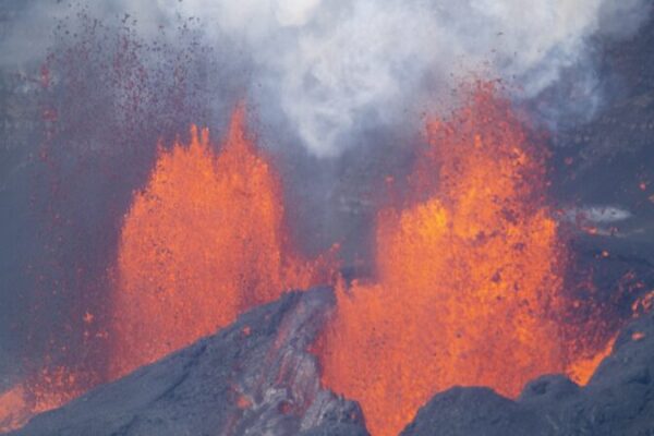 El Volcán Kilauea Erupta en Hawái: Un Espectáculo Ardiente video poster