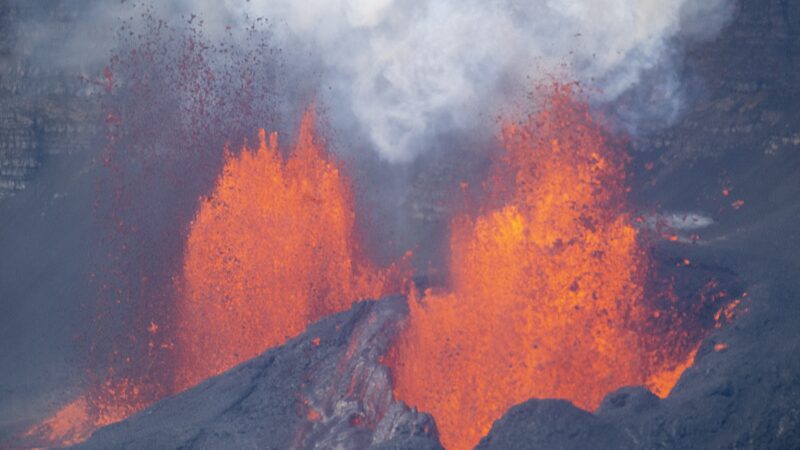 El Volcán Kilauea Erupta en Hawái: Un Espectáculo Ardiente video poster