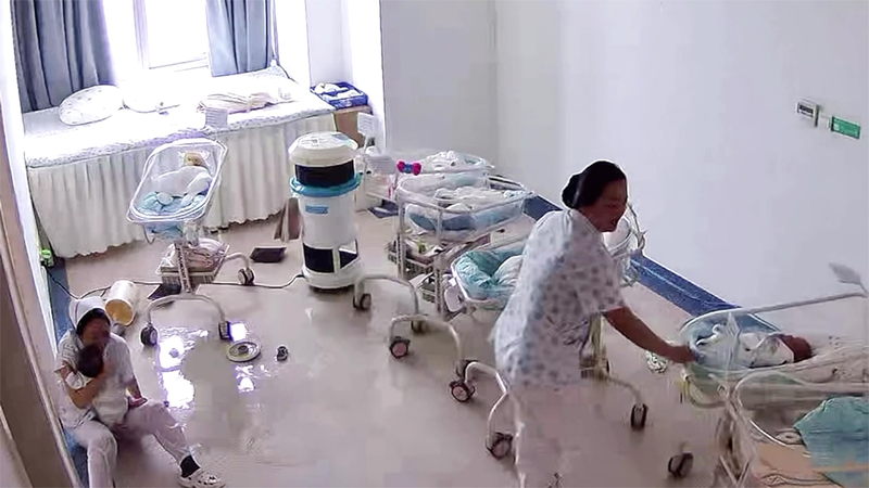 Enfermeras heroicas protegen a recién nacidos en medio de un terremoto de 7.7 en Myanmar video poster