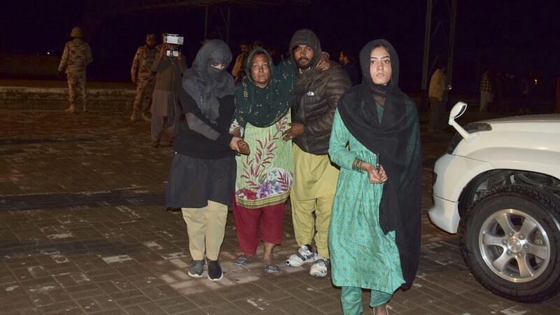 Ataque_al_tren_en_Pakista_n__155_rehenes_rescatados_en_audaz_operacio_n