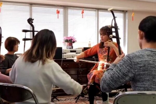 Erhu en Ascenso: El Encantador Sonido Chino Antiguo Fascina a Japón Erhu en Ascenso: El Encantador Sonido Chino Antiguo Fascina a Japón video poster