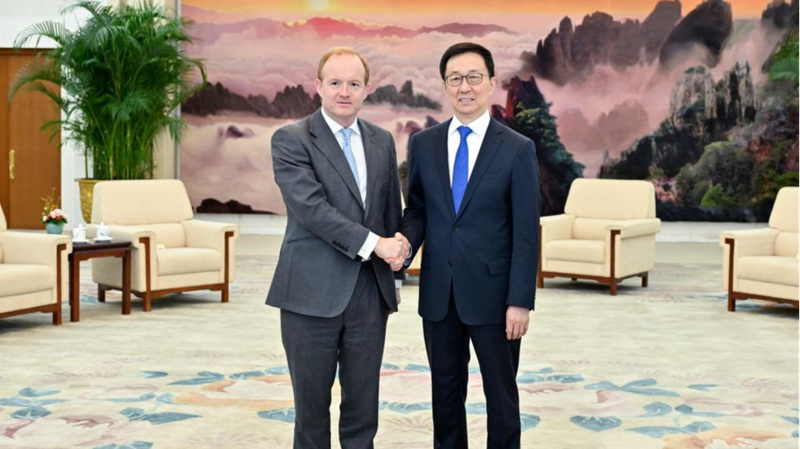 El vicepresidente chino se reúne con líderes empresariales en el Foro de Desarrollo de China