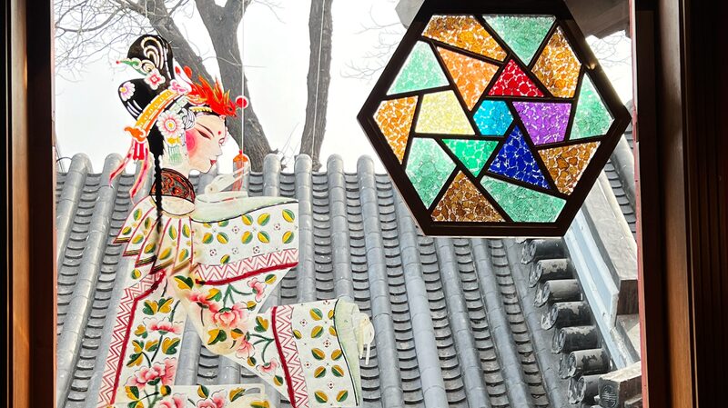 Celebrando_a_la_heroi_na_Mu_Guiying__El_teatro_de_sombras_brilla_en_el_Museo_Nanchizi_de_Beijing