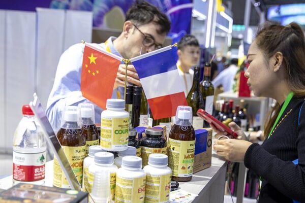 China y Francia se comprometen al diálogo para abordar disputas económicas China_y_Francia_se_comprometen_al_dia_logo_para_abordar_disputas_econo_micas