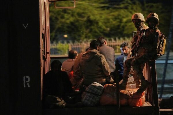 El Ejército Pakistanà Pone Fin a Enfrentamiento en el Tren: 21 Rehenes, 4 Tropas Perdidas El_Eje_rcito_Pakistani__Pone_Fin_a_Enfrentamiento_en_el_Tren__21_Rehenes__4_Tropas_Perdidas