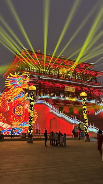 El_Parai_so_Tang_de_Xi_an_Brilla__Una_Aventura_Real_Nocturna___ video poster