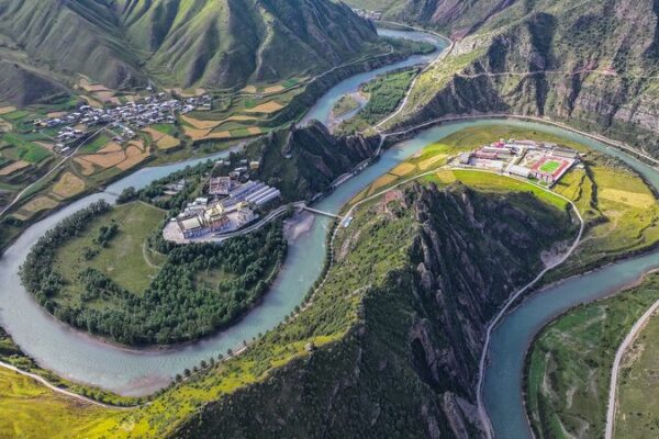 El Parque Nacional Sanjiangyuan florece con mayor biodiversidad y guardabosques dedicados 🌱🐾 El_Parque_Nacional_Sanjiangyuan_florece_con_mayor_biodiversidad_y_guardabosques_dedicados___
