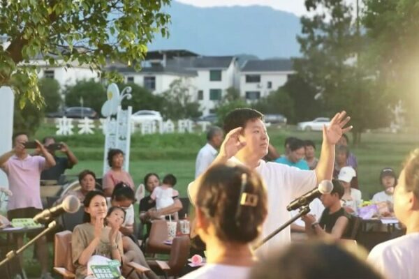 El Pueblo Zhijiang Enciende un Nuevo Estilo de Vida Rural con Galas Artísticas Nocturnas 🎨🌟 El_Pueblo_Zhijiang_Enciende_un_Nuevo_Estilo_de_Vida_Rural_con_Galas_Arti_sticas_Nocturnas___ video poster