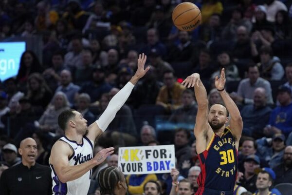 El triple número 4,000 de Curry ilumina la victoria de los Warriors El_triple_nu_mero_4_000_de_Curry_ilumina_la_victoria_de_los_Warriors