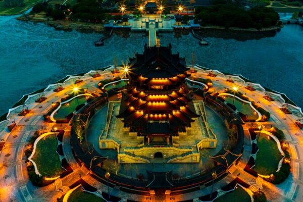Esplendor Nocturno: El Templo Chongyuan Ilumina la Historia Esplendor_Nocturno__El_Templo_Chongyuan_Ilumina_la_Historia