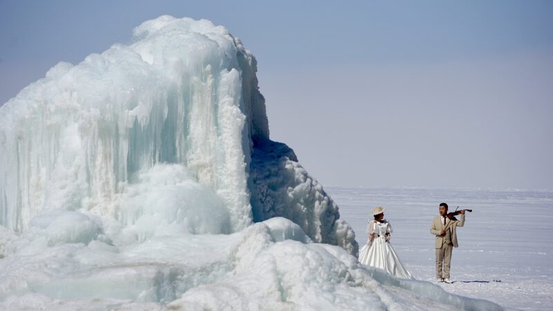 Esplendor_cubierto_de_nieve__Lago_Sayram_en_primavera