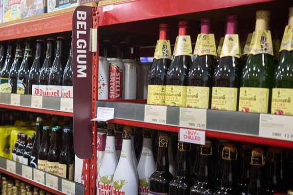 Europa_enfrenta_los_aranceles_de_vino_del_200__de_EE__UU___aumentan_las_tensiones_comerciales