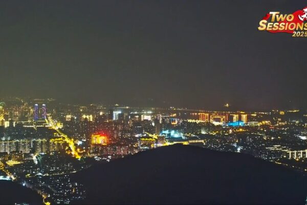 Experimenta_el_deslumbrante_paisaje_nocturno_de_Wuxi_desde_la_cima_Ermao___ video poster