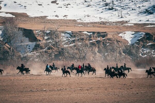 Experimenta la emoción de atrapar cabras: el evento tradicional de Buzkashi en Xinjiang Experimenta_la_emocio_n_de_atrapar_cabras__el_evento_tradicional_de_Buzkashi_en_Xinjiang