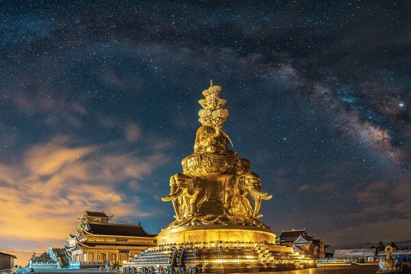 Explora_el_Monte_Emei_y_su_Cima_Dorada__Una_Aventura_Majestuosa_Te_Espera