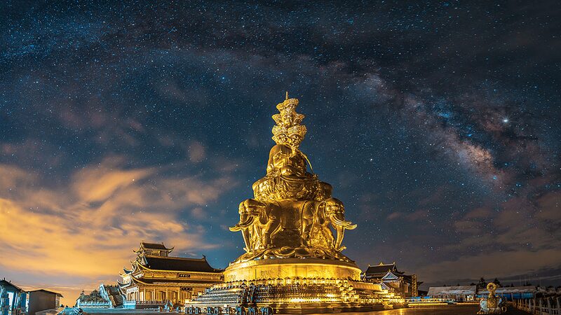 Explora_el_Monte_Emei_y_su_Cima_Dorada__Una_Aventura_Majestuosa_Te_Espera