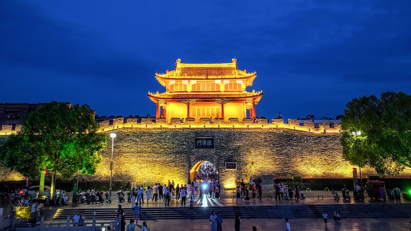 Explorando el paisaje mágico nocturno de Xiangyang: Una mezcla de historia y cine ✨🏯 Explorando_el_paisaje_ma_gico_nocturno_de_Xiangyang__Una_mezcla_de_historia_y_cine___ video poster