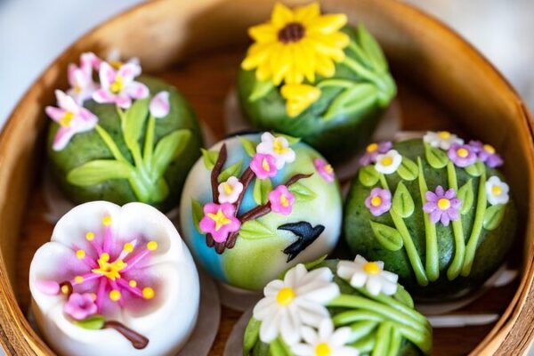 Giro vibrante en los tradicionales pasteles de arroz de Qingming Giro_vibrante_en_los_tradicionales_pasteles_de_arroz_de_Qingming