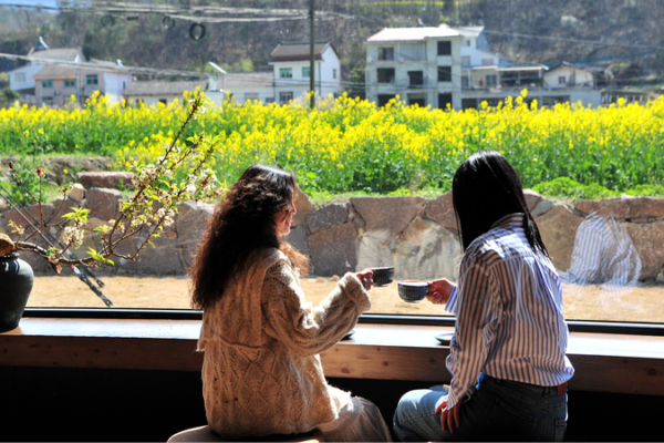 Prueba la primavera: Café y campos de colza en flor en Yichang