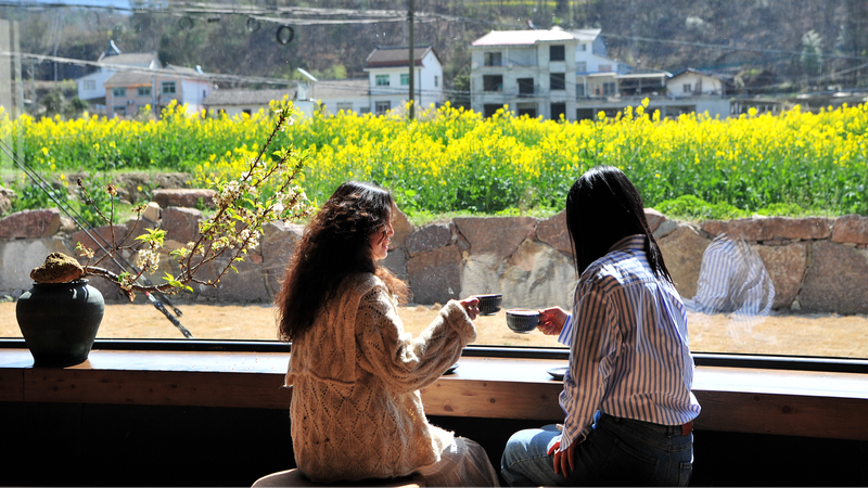 Prueba la primavera: Café y campos de colza en flor en Yichang