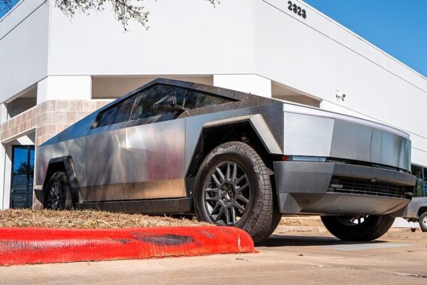 Tesla retira la mayoría de los Cybertrucks por un panel de recorte que se desprende