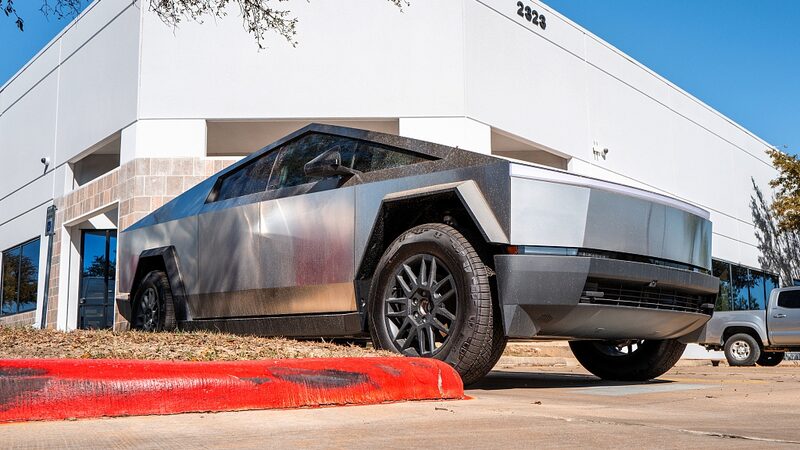 Tesla retira la mayoría de los Cybertrucks por un panel de recorte que se desprende