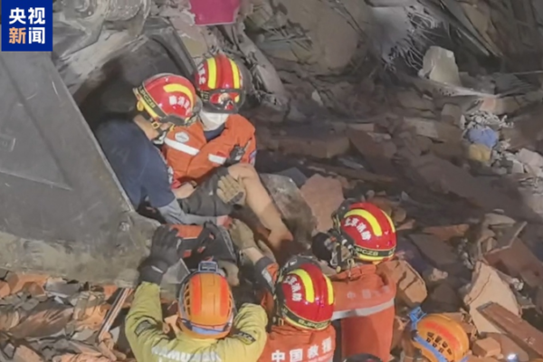 Rescate Heroico en Mandalay: Liberan a Niño Después de 60 Horas de Ordeal Rescate Heroico en Mandalay: Liberan a Niño Después de 60 Horas de Ordeal