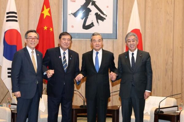 Wang Yi: Camino audaz hacia la unidad China-Japón-ROK