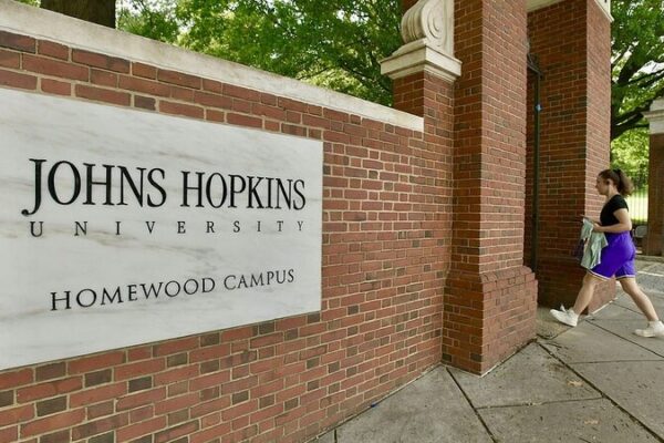 Johns Hopkins recorta 2,000 empleos en medio de crisis de subvenciones Johns_Hopkins_recorta_2_000_empleos_en_medio_de_crisis_de_subvenciones