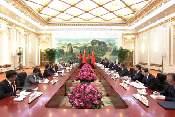 Xi se reúne con el asesor jefe interino de Bangladés en Pekín video poster
