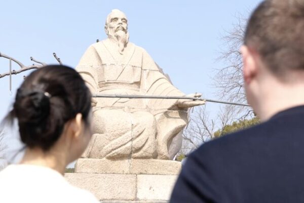 La_leyenda_de_Jiang_Taigong_atrae_a_turistas_de_todo_el_mundo_a_Changshu video poster