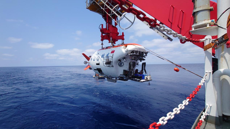 ¡El submarino Jiaolong establece nuevos récords en aguas profundas!