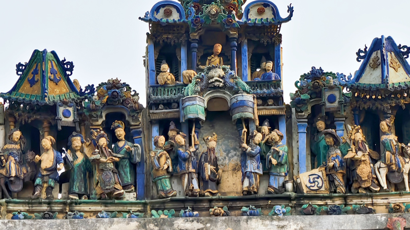 ¡Mira hacia arriba! Exquisito arte de cerámica en los tejados del Templo Ancestral de Foshan
