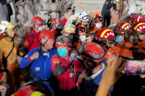 Rescate_heroico_chino_salva_a_mujer_atrapada_60_horas_en_Myanmar video poster