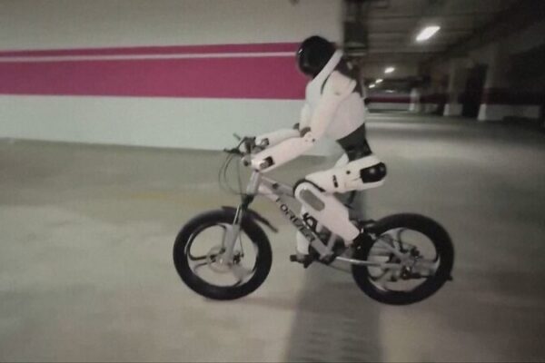 Robot humanoide monta bicicleta, cose y se desplaza en patinete en Shanghái Robot_humanoide_monta_bicicleta__cose_y_se_desplaza_en_patinete_en_Shangha_i video poster