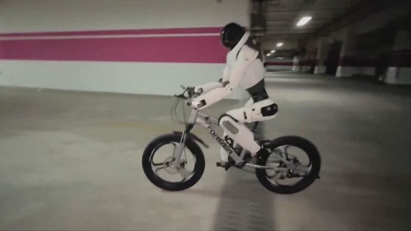 Robot_humanoide_monta_bicicleta__cose_y_se_desplaza_en_patinete_en_Shangha_i video poster