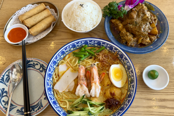 Saborea los Sabores de Malasia en Pekín: Una Aventura Culinaria video poster