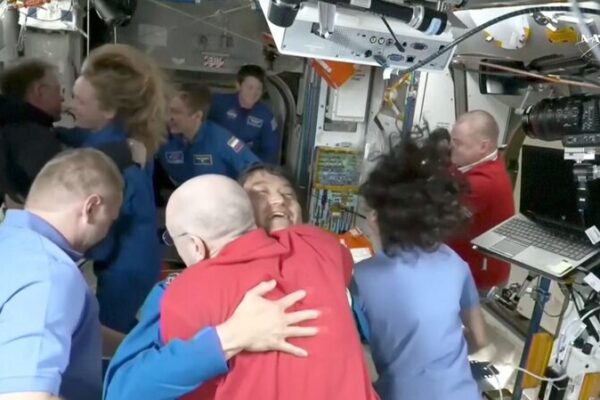 SpaceX_entrega_nueva_tripulacio_n_para_misio_n_extendida_de_la_NASA_en_la_ISS video poster