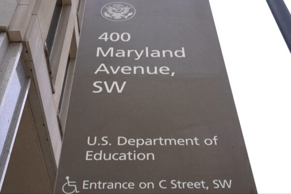 Trump_apunta_hacia_el_Departamento_de_Educacio_n__Linda_McMahon_toma_las_riendas video poster