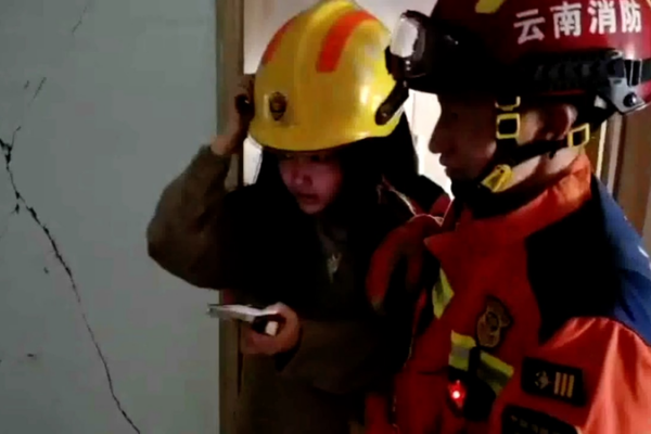 Rescate Rápido: Bomberos Ayudan a Yunnan Tras Terremoto de 7.9 Mw video poster