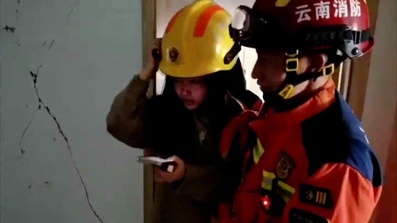 Rescate Rápido: Bomberos Ayudan a Yunnan Tras Terremoto de 7.9 Mw video poster