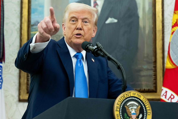 Trump amenaza con aranceles del 25-50% a compradores de petróleo ruso en medio del conflicto