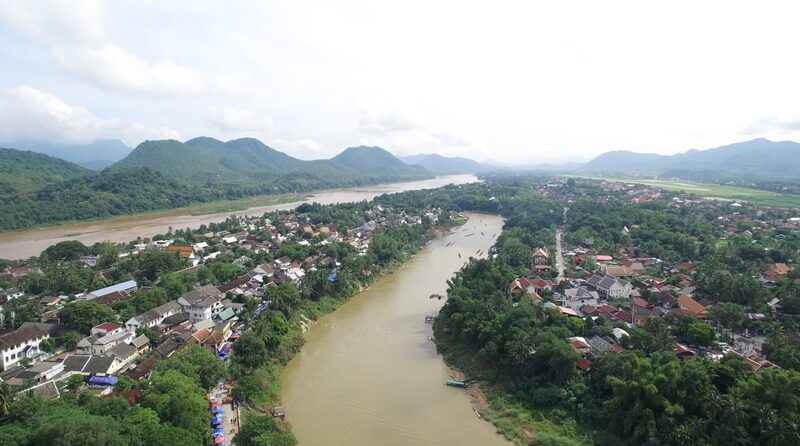 Vive_la_emocio_n_del_Festival_de_Carreras_de_Botes_Drago_n_en_Luang_Prabang___ video poster