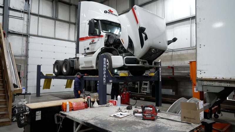 La industria de transporte en Canadá se prepara para el plazo de los aranceles: Se avecinan problemas comerciales video poster