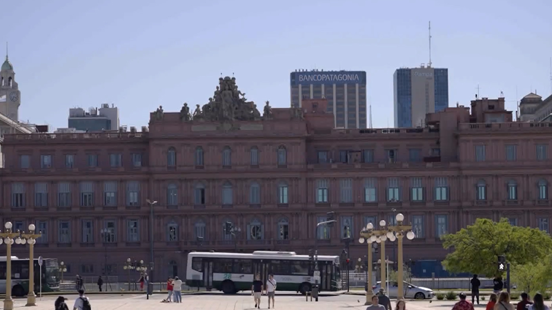 Argentina busca préstamo del FMI en medio de crisis financiera video poster