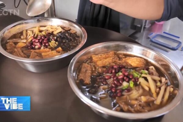 La cocina china florece en Uganda: una fusión de sabores video poster