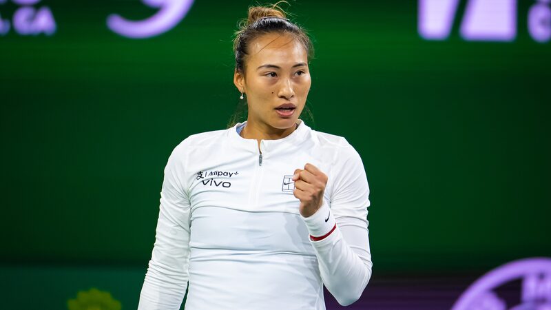 _Zheng_Qinwen_vence_a_Azarenka_y_avanza_en_Indian_Wells____